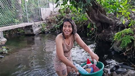 bañandose desnudas en el rio|Chicas bañandose en el río // Rica bañadita .